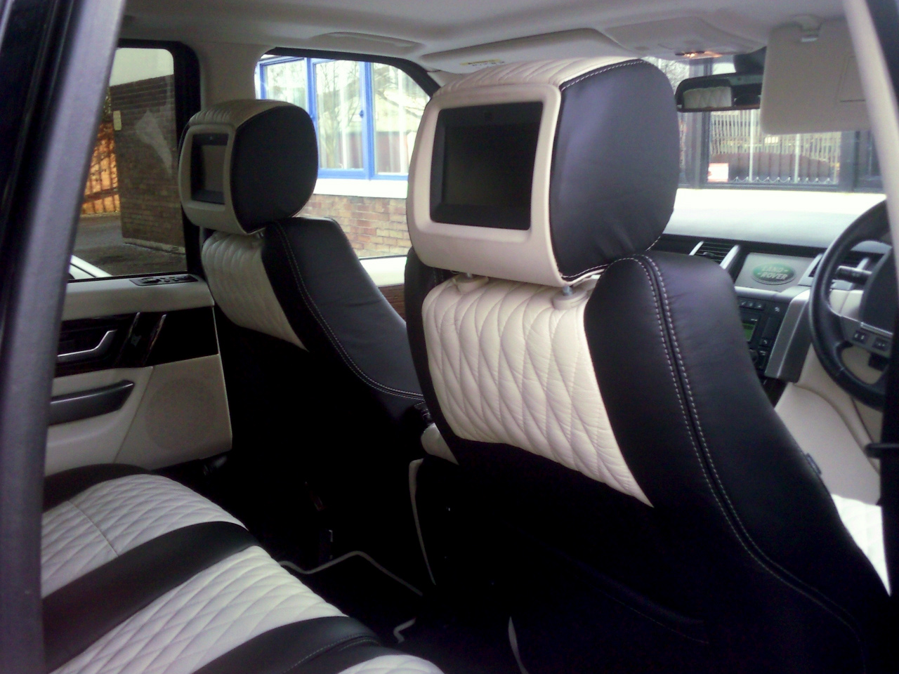 Landrover+with+fitted+entertainment+system